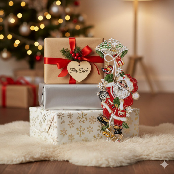 Fensterbild Weihnachtsmann mit Kätzchen Plauener Spitze 48 x 18 cm