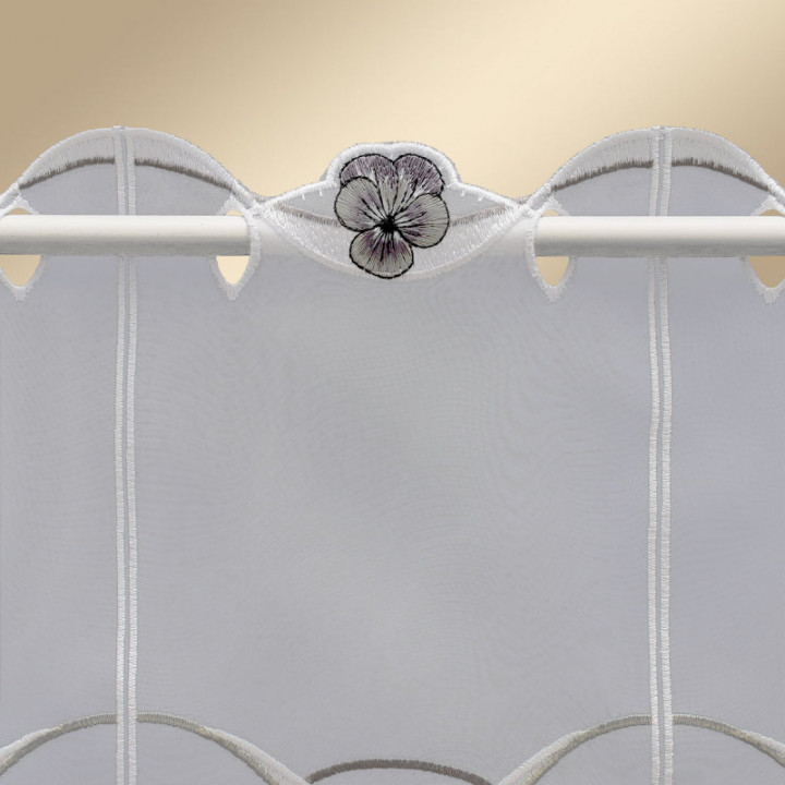 Scheibengardine Schmetterling Pink-Taupe Plauener Spitze halbtransparenter Scheibenhänger bestickt mit Falter Wellenlinien und S