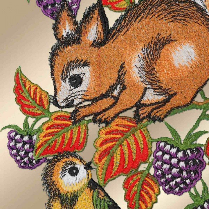 Fensterbild Eichhörnchen und Vögelchen Plauener Spitze lila